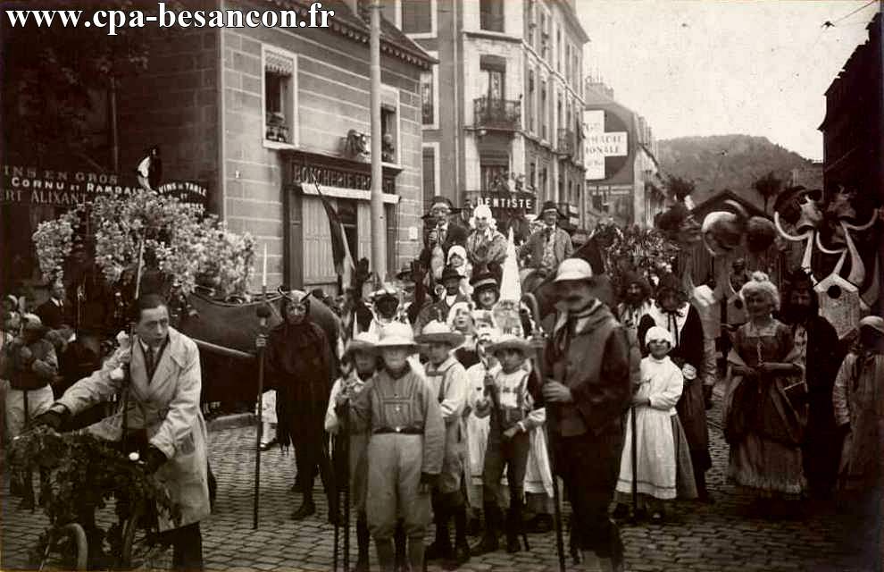 BESANÇON - Place Flore - Cavalcade au profit de la Maison des Étudiants et des Sinistrés des Chaprais - 20 mai 1928 - VIIe Foire exposition comtoise.